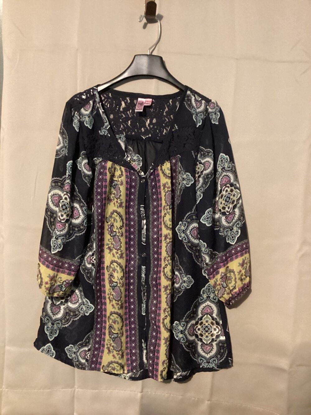 Dolled Up Women’s Shirt Size Medium Blue Purple Floral Print Lace Detail